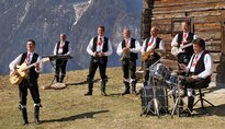 Kastelruther Spatzen, Almhuette mit Berge 2011