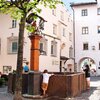 Dorfplatz vor dem Kastelruther Rathaus - Foto: AT, &copy; Peer