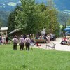 Ein etwas fordernder Weg f&uuml;hrt &uuml;ber das Hofer Alpl hinauf auf den Schlern. Im Bild die Hofer Alpl H&uuml;tte mit einer Gruppe Alphornbl&auml;ser. Foto: AT, &copy; Peer