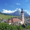 Das 82 Meter hohe Wahrzeichen von Kastelruth, der barocke Kirchturm im Ortszentrum mit dem angeblich sch&ouml;nsten Glockenl&auml;uten weit und breit. Foto: AT, &copy; Peer