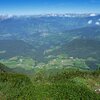 St. Michael ist eine Streusiedlung oberhalb von Kastelruth, inmitten gr&uuml;ner Wiesen. Foto: AT, &copy; Peer
