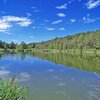 Der beliebteste Ausflugsort in der Umgebung von Ums ist ohne Zweifel der V&ouml;lser Weiher. Ein Waldweg f&uuml;hrt direkt von Ums zum See. Foto: AT, &copy; Peer