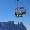Von Compatsch aus, wo sich die Bergstation der Seiser Alm Umlaufbahn befindet, geht es mit Sesselliften und Kabinenbahnen in die h&ouml;her gelegenen Gebiete der Alm. Foto: EMS, &copy; Peer