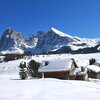 Winterlandschaft auf der Seiser Alm mit der Langkofelgruppe im Hintergrund. Foto: EMS, &copy; Peer