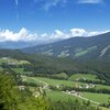 Sicht vom Geotrail auf die Wiesen am Panider Sattel. Foto: AT, &copy; Peer