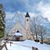 Der Dorfplatz von Seis am Schlern im Winter. Insgesamt neun D&ouml;rfer und viele verstreute Weiler und H&ouml;fegruppen bilden zusammen die Gemeinde Kastelruth - und jeder Ort hat seine Besonderheiten. Foto: AT, &copy; Peer