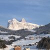 Die H&ouml;fe von St. Michael im Winter. Dahinter, die m&auml;chtigen Geislerspitzen und die Seceda. Foto: AT, &copy; Peer