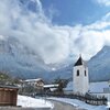 Ums mit der Kirche zum Hl. Martin, der Schlern ist von Nebeln verh&uuml;llt. Foto: AT, &copy; Peer