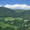 San Vigilio non ha un vero centro di paese, ma &egrave; una frazione di case sparse sui prati sotto il bosco di Laranza. Foto: AT, &copy; Peer
