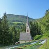La chiesetta di San Vigilio si trova in una posizione anomala al limite del bosco. Foto: AT, &copy; Peer
