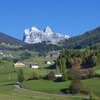 Von Kastelruth aus f&uuml;hrt die Stra&szlig;e an St. Michael vorbei in Richtung Panider Sattel. Im Hintergrund kann man die Geislerspitzen sehen. Foto: AT, &copy; Peer