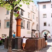 kastelruth dorfplatz brunnen