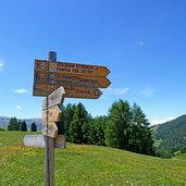 wegweiser weg s nach monte piz