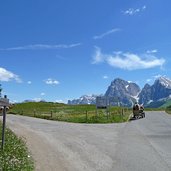 seiser alm abzweigung strasse nach piz und nach saltria