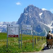 seiser alm abzweigung strasse nach piz und nach saltria