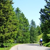 seiser alm strasse compatsch saltria radfahrer