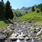 seiser alm blick auf rosszahenscharte bach