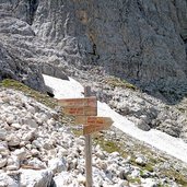 wegweiser zur langkofelbruecke