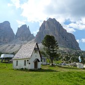 sellajoch kirche kapelle am pass mit plattkofel und langkofel