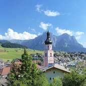 kastelruth dorf kirche dahinter schlern