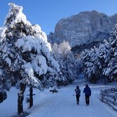 wanderer am weg zur tuffalm winter