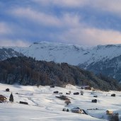 abendstimmung auf wiesen bei st valentin winter