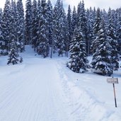 wegweiser zur mahlknechthuette bei tirler winter