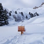 weg nr seiser alm saltria winter rodelbahn molignon wegweiser