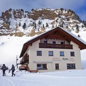 schutzhaus mahlknecht huette seiseralm winter