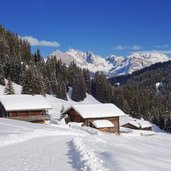 almhuetten am weg nr seiser alm saltria winter