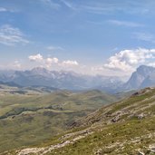 schlern blick richtung seiser alm dahinter geislergruppe und langkkofelgruppe