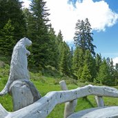 murmeltier skulptur auf bank