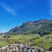 kastelruth nordteil des dorfes blick richtung panider sattel und puflatsch