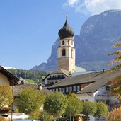 Voels am Schlern Dorf Herbst Kirche