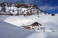 schutzhaus mahlknecht huette seiseralm winter