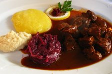 RS Essen Hirschgulasch Polenta teller