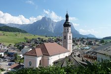 RS kastelruth dorf kirche dahinter schlern