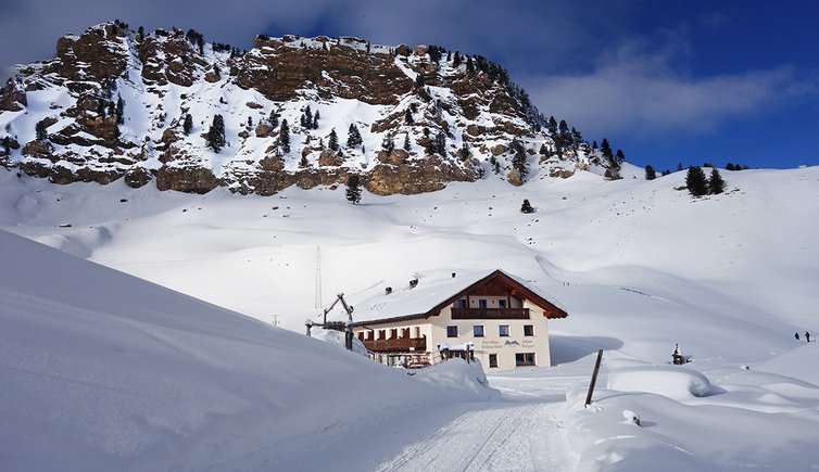 schutzhaus mahlknecht huette seiseralm winter