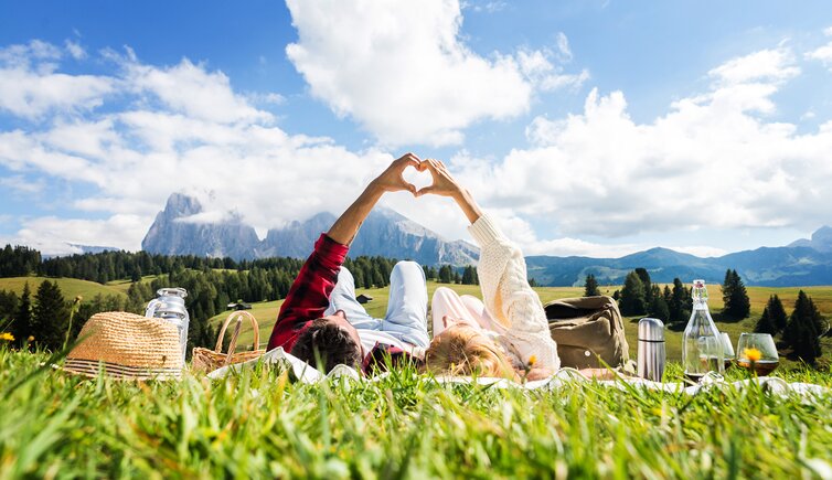 AS seiser alm picnic romantisch liebe paar