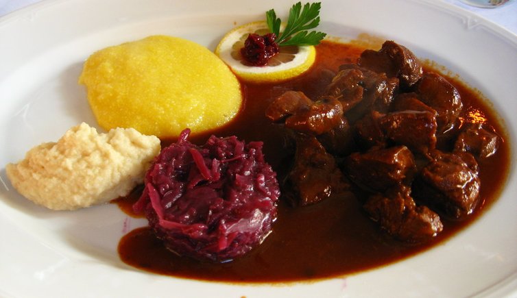 RS Essen Hirschgulasch Polenta teller