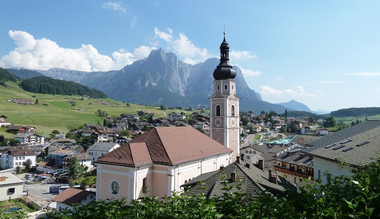 RS kastelruth dorf kirche dahinter schlern