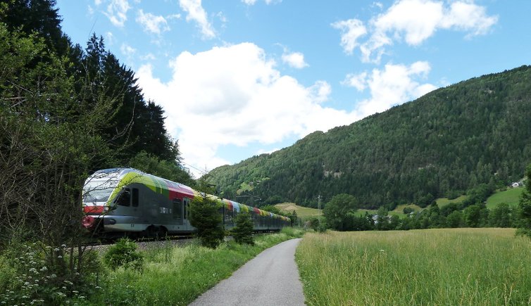 RS radweg westlich von kiens pustertal bahnlinie zug